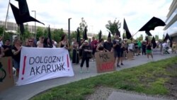 „Dolgozni akarunk!” – Tüntettek a fémhulladékosok a Mol székházánál