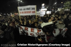 Peste două mii de persoane s-au adunat în Piața Universității, într-o nouă zi de proteste dupa tragedia de la Colectiv, în care au murit 65 de tineri, iar aproape 150 au fost răniți. Protestatarii vor un Parlament cu 300 de aleși. 4 noiembrie 2015.