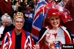 Okupljeni, između ostalog, nose i majice sa likom kralja Čarlsa III.