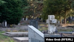 Varrezat ortodokse në Pejë.