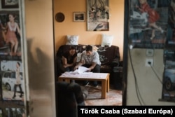 Karolinát a Csurgó Járási Család- és Gyermekjóléti Szolgálat ügyintézője akarta gondnokság alá vetetni, vagyis az, akitől segítséget kért