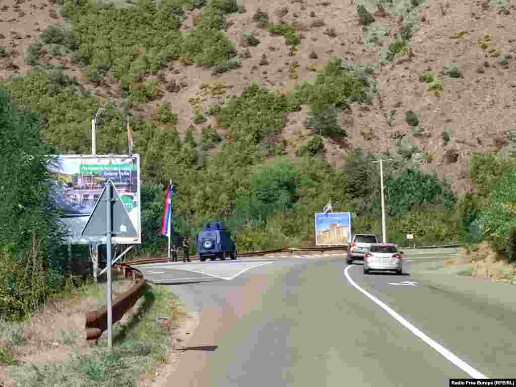 Policija na putu prema Banjskoj.