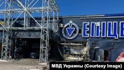 Последиците от ракетен удар над хипермаркет в Херсон, 3 май 2023 г.