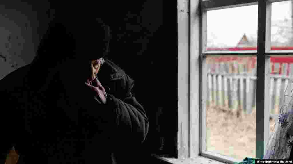 Valentin Serhiovici, 82 de ani, era ultimul locuitor al satului Teterivske din regiunea Kiev. Fotografia a fost realizată pe 21 martie 2022. Satul a fost în mare parte distrus de bombardamente. Valentin nu a vrut să-și părăsească locuința în care a trăit vreme de 50 de ani.