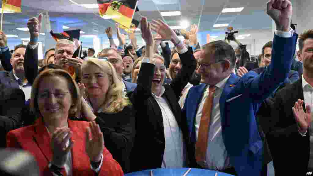 Alice Weidel (középen) és Tino Chrupalla (jobbra), a szélsőjobboldali Alternatíva Németországért (AfD) párt két társelnöke. Az AfD tagjai ujjongtak az első exit pollok után június 9-én Berlinben.&nbsp;A párt 15,6 százalékkal tizenöt mandátumot szerzett az Európai Parlamentben