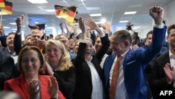 Lideri krajnje desničarske Alternative za Nemačku (AfD), levo Alis Vajdel (Alice Weidel) i desno Tino Chrupalla (Tino Hrupala) slave u sedištu stranke nakon objavljivanja izlaznih anketa, 9. juna 2024.