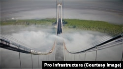 La nici două luni de la inaugurarea podului de la Brăila, constructorul numără și verifică șuburile din parapet.