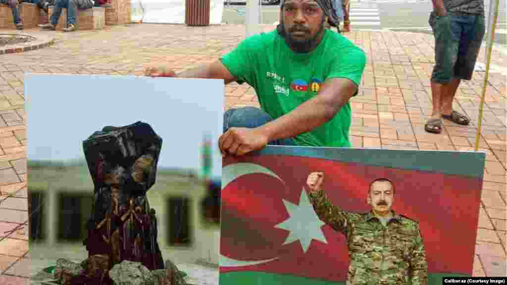 Demonstrant u Noumei fotografisan je u martu kako drži slike azerbejdžanskog predsjednika Ilhama Aliyeva i azerbejdžanskog ratnog spomenika. Spomenik na slici nedavno je otkriven u ponovo zauzetoj azerbejdžanskoj četvrti Kalbacar. &nbsp;