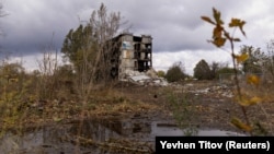 Повредена от руска атака жилищна сграда в град Авдиивка, Донецка област, Украйна, 17 октомври 2023 г.