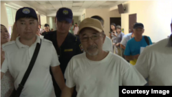 Олжобай Шакир в здании Первомайского райсуда Бишкека, 24 августа 2023 г.