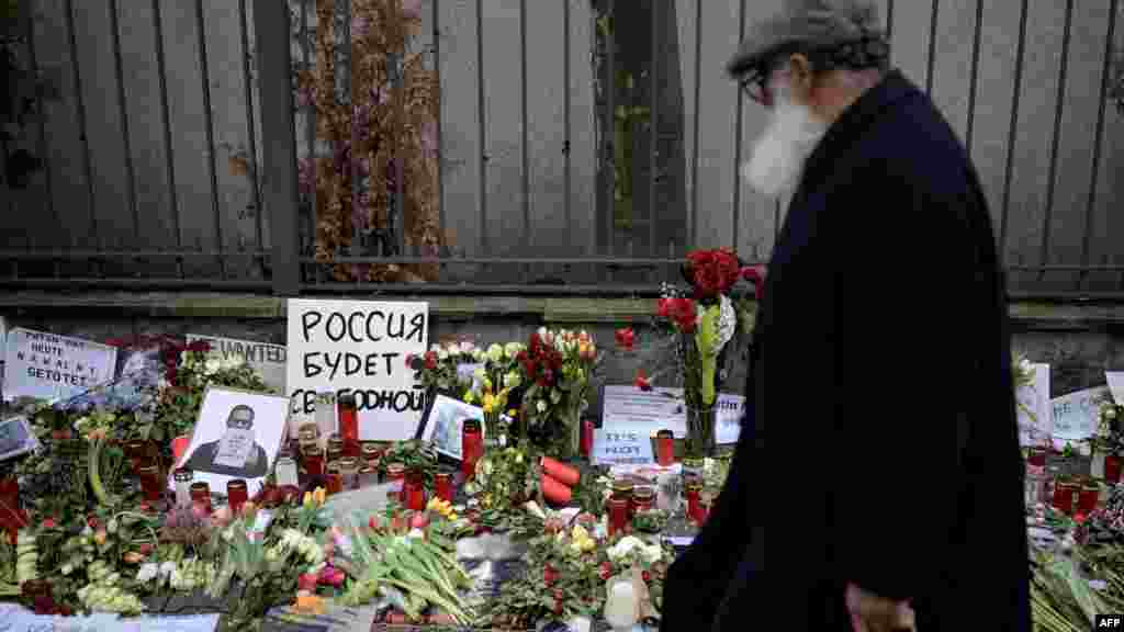 Alekszej Navalnij orosz ellenzéki vezetőnek állított rögtönzött emlékmű a frankfurti orosz konzulátus előtt 2024. február 19-én