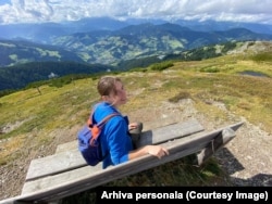 În timpul liber, Valeria Sajin pictează sau face hiking.