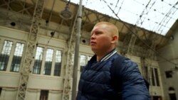 Polici rus lë shërbimin dhe vendin për shkak të luftës 