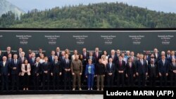 ბიურნეგშტოკის სამიტის მონაწილეები შვეიცარიის პრეზიდენტ ვიოლა ამჰერდსა და უკრაინის პრეზიდენტ ვოლოდიმირ ზელენსკისთან ერთად. 15 ივნისი, 2024 წელი
