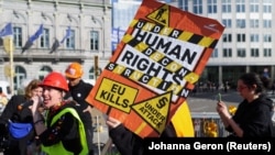 Активисти за правата на човека протестират пред Европейския парламент преди гласуването на Пакта на ЕС за убежището и миграцията в Брюксел, Белгия, 10 април 2024 г.