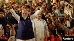 Indijski premijer Narendra Modi stiže u stranačke prostorije Indijske narodne partije u Nju Delhiju, 4. juna 2024.