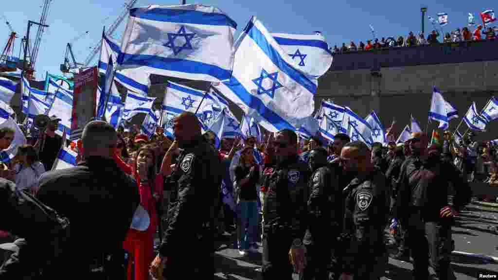 A nemzeti zászlókat lobogtató tömeget mindenhol szorosan követték a rendőrök