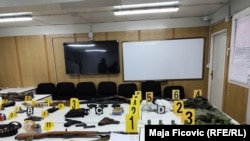Disa nga armët e konfiskuara nga Policia e Kosovës gjatë një operacioni në veri, më 14 qershor 2024.