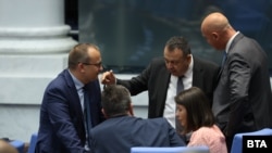 Заседанието в четвъртък започна с две почивки, 20 юни 2024 г. В средата на снимката: Хамид Хамид от ДПС