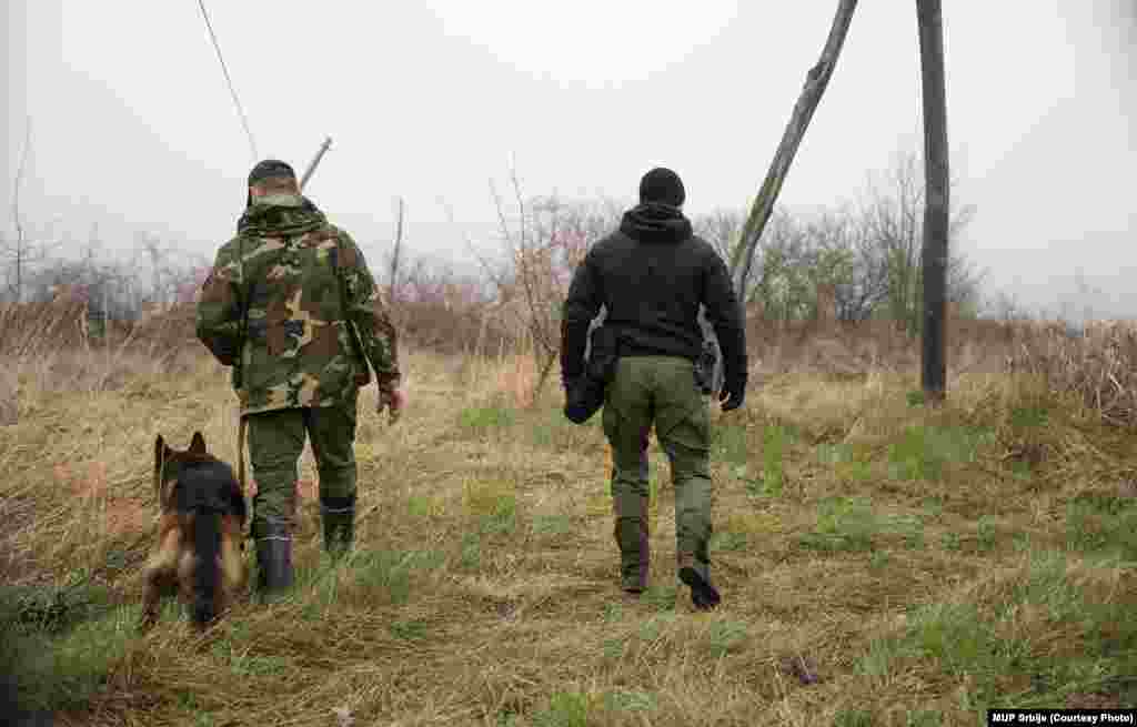 Na terenu su policija, vatrogasci-spasioci, pripadnici Gorske službe spasavanja, pripadnici Žandarmerije sa psima-tragačima, lovci i brojni građani. U potrazi za devojčicom koriste se i helikopteri i dronovi sa termovizijskim kamerama. &nbsp;
