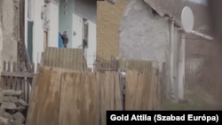 Dolányi János korábban volt már polgármester. Akkor a szavazás előtt osztott élelmiszert is