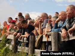 Spektatorët duke pritur fillimin e ndeshjes së demave.