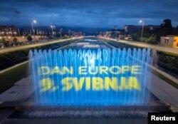 Фонтани, осветени по случай Деня на Европа в Загреб, Хърватия. 8 май 2024 г.