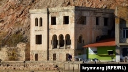 Бывший охотничий домик князя Феликса Юсупова-младшего на Таврической набережной в Балаклаве, архивное фото