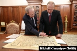 Председатель Конституционного суда России Валерий Зорькин показывает руководителю РФ Владимиру Путину карту Московии и близлежащих территорий, на которой российский вождь не заметил Украину. Москва 23 мая 2023 года