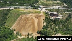 ჩამოშლილი ხელოვნური ფერდი. ფოტო გადაღებულია 18 ივნისს