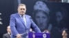 Milorad Dodik govori u Prijedoru, 4. avgusta, s fotografijom Bošnjakinje izbjgelice iz Žepe, na istoku BiH. 