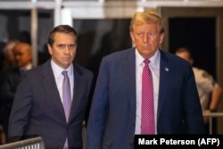 Fostul președinte american, Donald Trump, sosește împreună cu avocatul Todd Blanche (sânga) pentru a vorbi cu presa după ce a părăsit sala de judecată de la Tribunalul Penal din Manhattan, New York, 19 aprilie 2024.