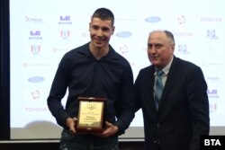 Божидар Саръбоюков позира с наградата за млад и талантлив спортист на церемонията "Спортен Икар 2023", 14 декември 2023 г.