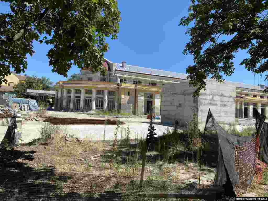 Kada je pre više od tri godine počela rekonstrukcija zgrade tržnice u Kragujevcu izgledalo je da će to biti rutinski posao, koji će vratiti stari sjaj jednoj od prvih pokrivenih tržnica u Evropi.&nbsp; Međutim, ubrzo su počeli da se ređaju problemi koji su ceo projekat doveli u pitanje. &quot;Besan sam na sebe zbog Tržnice&quot;, izjavio je 8. avgusta na konferenciji za novinare predsednik Srbije Aleksandar Vučić, priznajući nesposobnost i ljudi i projektnih rešenja. U međuvremenu, opozicija u ovom gradu u centralnoj Srbiji organizovala je i proteste. Projekat predviđa izgradnju nove zelene pijace sa mlečnim paviljonom pored nje i podzemne garaže sa 53 parking mesta. Ovaj projekat okalno nazivaju &quot;zidanje Skadra&quot;, po srpskoj epskoj narodnoj pesmi iz 19. veka koja govori o višegodišnjoj neuspešnoj gradnji grada na reci Bojani.&nbsp;