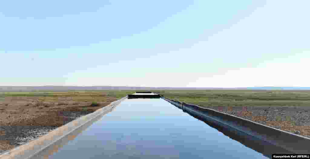 Poljoprivrednici koriste arteške bunare izgrađene u sovjetsko vrijeme, kada je u podnožju planine zimi postojala ergela konja. Stočnu hranu su pastiri pripremali ljeti. Voda iz arteških bunara teče u korito. Ovo je jedino pojilište za konje u okrugu. &nbsp; 