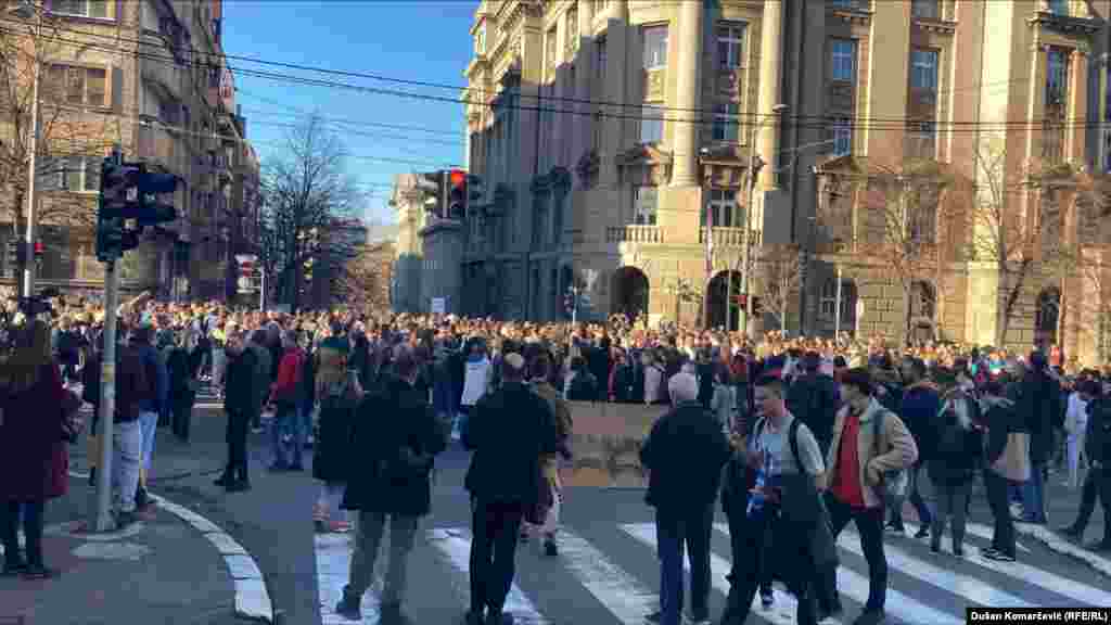 ​​​Okupljeni su ispred Vlade Srbije skandirali &quot;Izlazite napolje&quot;.