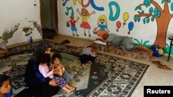 Palestinska porodica, koja je pobegla iz kuće zbog izraelskih napada, sklonište je pronašla u jednom vrtiću u Kan Junisu na jugu Pojasa Gaze, 10. oktobra 2023.