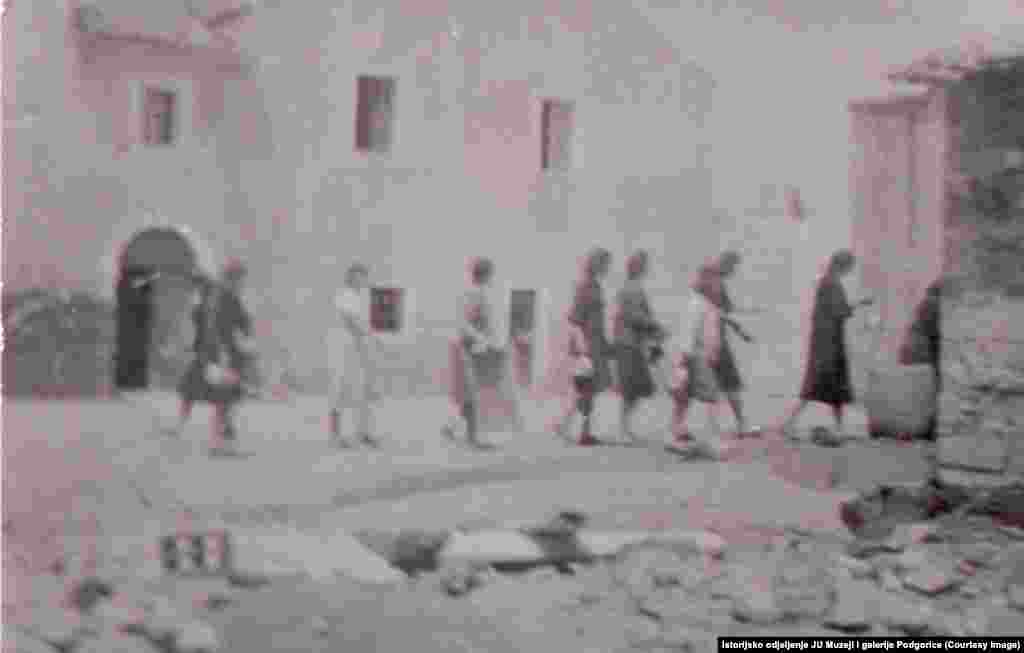 Najburnije i najtragičnije razdoblje&nbsp;najstarijeg podgoričkog zatvora je doba italijanske okupacije do 1944. godine. U njemu su Italijani sprovodili selekciju ko je od zatvorenika za logor, strijeljanje ili vojni sud. Na tajno napravljenoj fotografiji iz 1942. godine zatočenice idu na bunar po vodu. U koloni je i Olga Pajević Vujošević, odlikovana Partizanskom spomenicom, precizirali su iz Muzeja i galerije Podgorice.