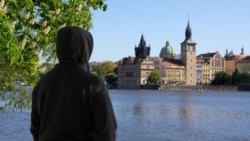 Mes mobilizimit, baballarët ukrainas jashtë vendit zgjedhin familjen para atdheut