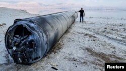 Балистична ракета лежи на брега на Мъртво море, след като Иран изстреля дронове и ракети към Израел, 14 април 2024 г.