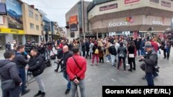 Novinari su se spontano okupili u znak podrške Nikoli Morači, novinaru portala SrpskaInfo, Banja Luka, BiH, 25. februar 2023.