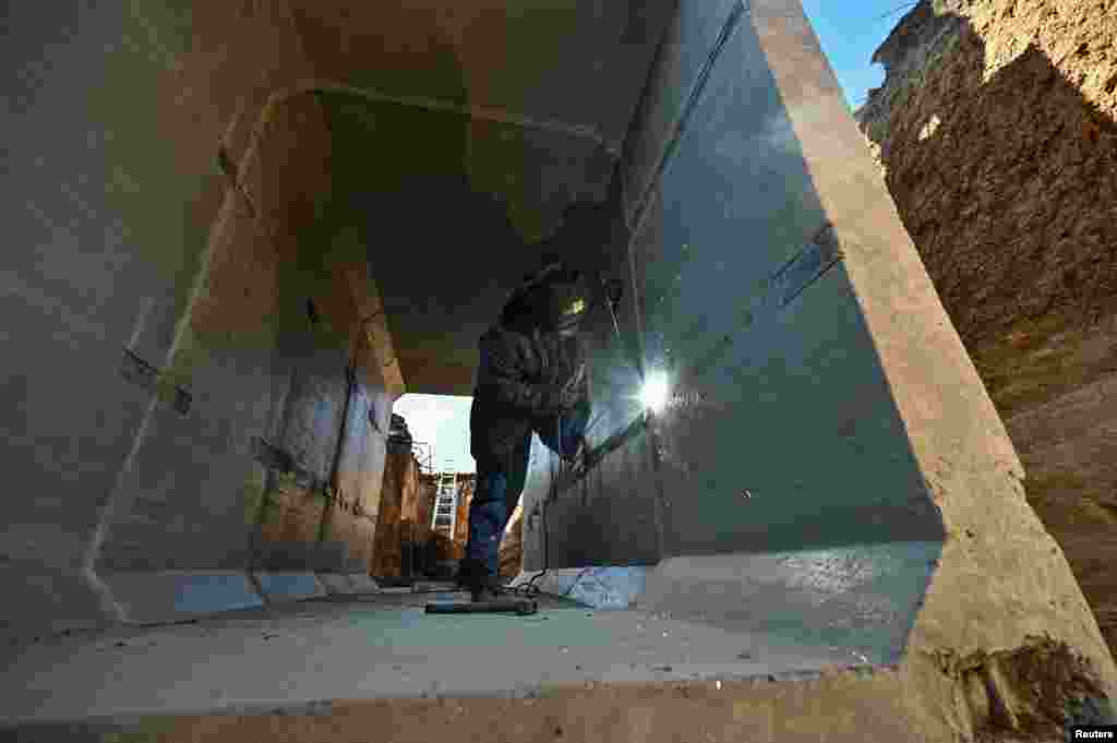 Работник заварява част от бетонна землянка, която ще е част от новите украински укрепления. &bdquo;Ситуацията е много по-добра, отколкото беше през последните три месеца&ldquo;, казва Зеленски.&nbsp; &nbsp;