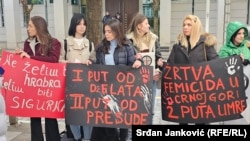 Poruke zvaničnicima Vlade Crne Gore sa protesta zbog izrečene kazne za femicid. Podgorica 15.decemabar 2023.