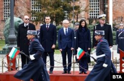 Премиерът Николай Денков и вицепремиерката Мария Габриел участват в церемония по отбелязване на Трети март пред Паметника на незнайния воин в София, 3 март 2024 г.