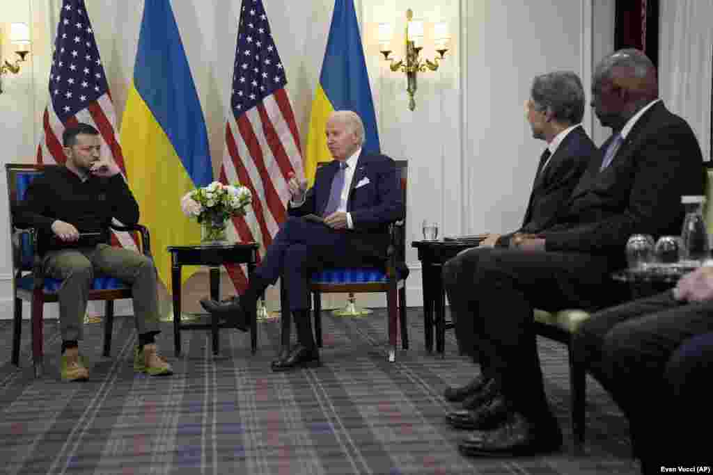 Državni sekretar SAD Antoni Blinken (Antony) i ministar odbrane Lojd Ostin (Lloyd Austin) prisustvuju razgovoru Bajdena i Zelenskog. &quot;Izvinjavam se što nedeljama nisam znao šta će biti usvojeno u pogledu finansiranja, jer smo imali problema da dođemo do predloga zakona koji smo morali da usvojimo, a koji je sadžao novac&quot;, rekao je Bajden, dodajući da su republikanci u Kongresu zadržavali paket pomoći.