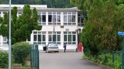 Sirene i zabrinutost umjesto dječije graje pred školom u Lukavcu