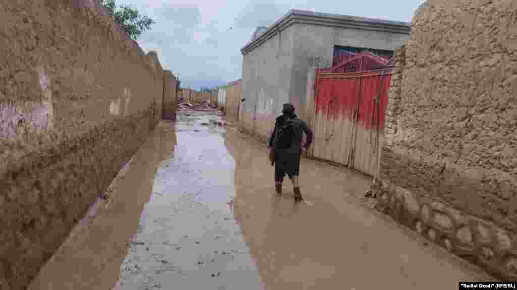 Në zonat malore, lidhjet rrugore dhe ato të furnizimeve mbeten të paqasshme.