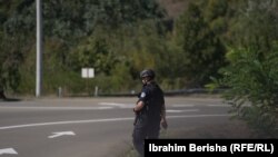 Një pjesëtar i Policisë së Kosovës duke partrulluar në Banjskë, Zveçan, shtator 2023.