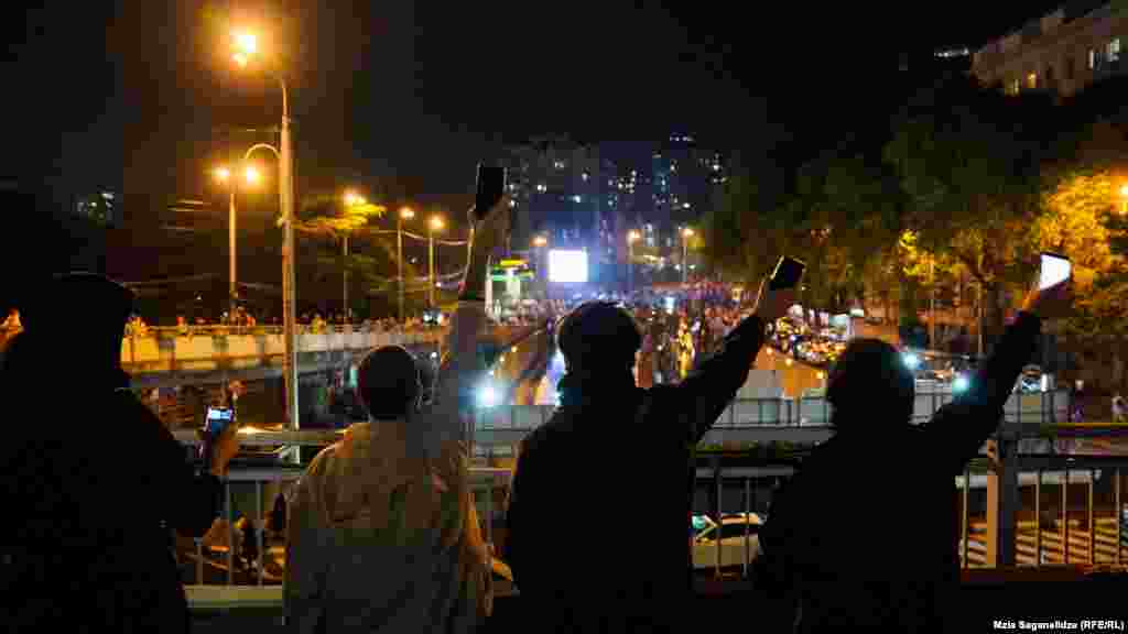 A georgiai külföldiügynök-törvény előírná, hogy minden egyes, külföldi finanszírozást kapó szervezetnek nyilvántartásba kellene vetetnie magát. A törvény korábbi változatát az egy évvel ezelőtti tömegtüntetések hatására visszavonták, és az&nbsp;&bdquo;új&rdquo; javaslat szövegéből elhagyták a&nbsp;külföldi ügynök szókapcsolatot