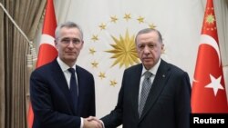 Shefi i NATO-s, Jens Stoltenberg (majtas) dhe presidenti turk, Recep Tayyip Erdogan.